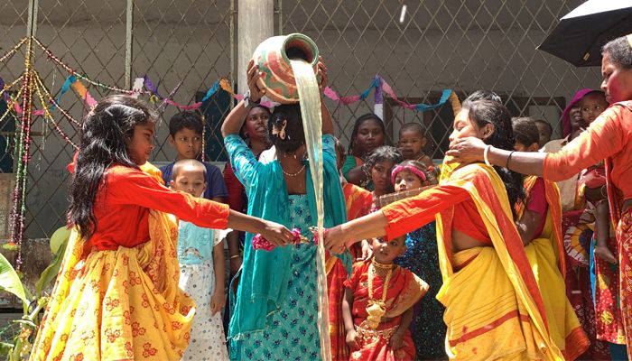 বৃষ্টির জন্য আদিবাসী রীতিতে ব্যাঙের বিয়ে