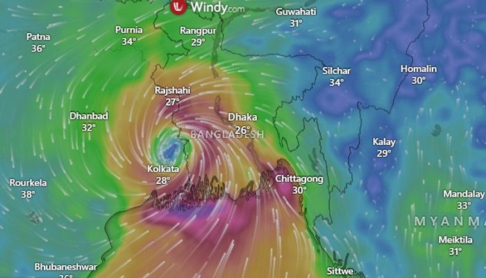 উপকূল অতিক্রম করেছে রেমালের কেন্দ্র