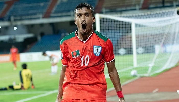 বিদেশিদের ভিড়ে সবেধন রাকিব