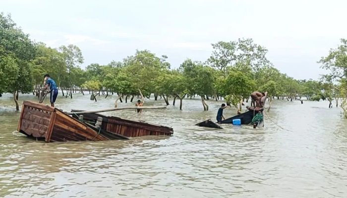 সাগরে ঝড়ের কবলে পড়ে লবণবাহী নৌকাডুবি, উদ্ধার ২৬ মাঝিমাল্লা