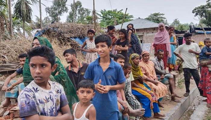 বিজয়ী প্রার্থীর কর্মীদের ভয়ে গৃহবন্দি গ্রামবাসী