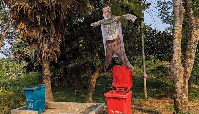 কুবিতে ডাস্টবিনের ওপর উপাচার্যের কুশপুত্তলিকা ঝোলাল শিক্ষক সমিতি