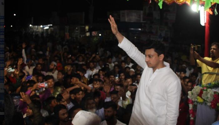সুবর্ণচরে ভোট চেয়ে ভোটারদের শপথ করালেন এমপিপুত্র
