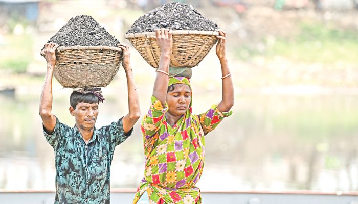 নারী শ্রমিকের ক্ষমতায়ন : না ফুরানো দীর্ঘ পথ