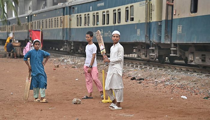 ঝুঁকি নিয়ে রেললাইনের পাশে ক্রিকেট