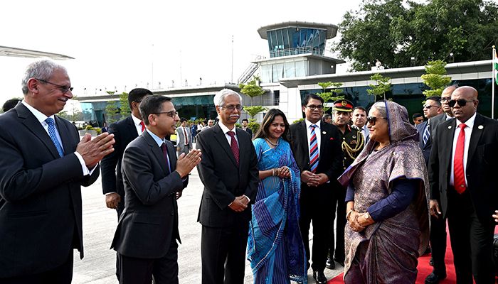 পালাম বিমানবন্দরে শেখ হাসিনাকে বিদায় জানান ভারতের উচ্চ পর্যায়ের প্রতিনিধিদল।