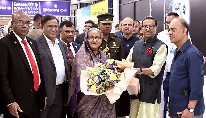 দেশে পৌঁছালে ঢাকার হযরত শাহজালাল আন্তর্জাতিক বিমানবন্দরে শেখ হাসিনাকে স্বাগত জানান মন্ত্রিপরিষদের সদস্য ও সরকারের ঊর্ধ্বতন কর্মকর্তারা।