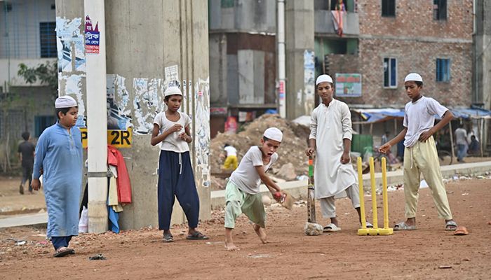 ঝুঁকি নিয়ে রেললাইনের পাশে ক্রিকেট