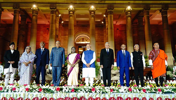 শপথ গ্রহণ অনুষ্ঠানে ভারতের রাষ্ট্রপতি দ্রৌপদী মুর্মুসহ অন্যদের সঙ্গে প্রধানমন্ত্রী শেখ হাসিনা।
