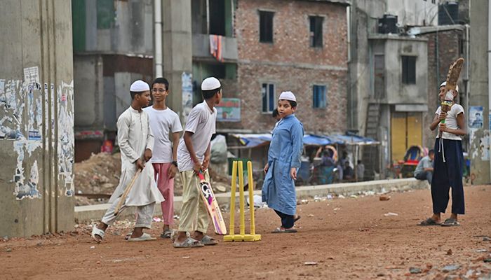 ঝুঁকি নিয়ে রেললাইনের পাশে ক্রিকেট