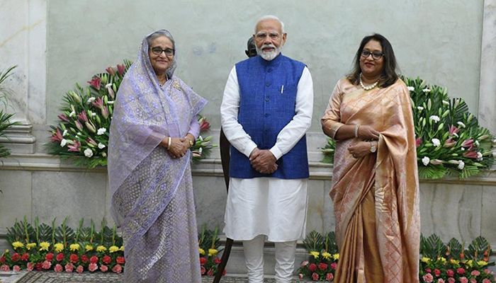 অনুষ্ঠানে প্রধানমন্ত্রীর সঙ্গে ছিলেন তার কন্যা বিশ্ব স্বাস্থ্য সংস্থার (ডাব্লিউএইচও) দক্ষিণ-পূর্ব এশিয়ার আঞ্চলিক পরিচালক সায়মা ওয়াজেদ।
