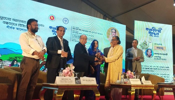 বিসিকের উদ্যোগে ‘কারুশিল্প পুরস্কার ১৪৩০’ প্রদান 
