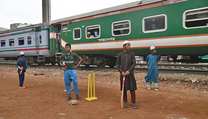 ঝুঁকি নিয়ে রেললাইনের পাশে ক্রিকেট