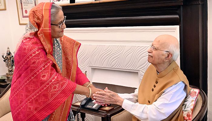 ভারতীয় জনতা পার্টির (বিজেপি) সিনিয়র নেতা ও সাবেক উপ-প্রধানমন্ত্রী এল কে আদভানির সঙ্গে তার নয়াদিল্লির বাসভবনে দেখা করেন এবং কুশল বিনিময় করেন শেখ হাসিনা।