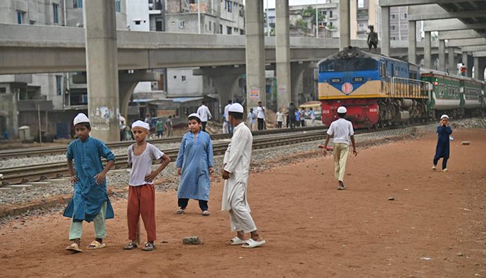 ঝুঁকি নিয়ে রেললাইনের পাশে ক্রিকেট