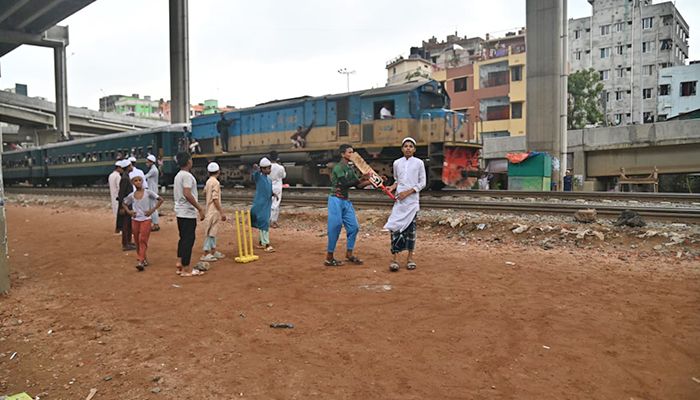 ঝুঁকি নিয়ে রেললাইনের পাশে ক্রিকেট