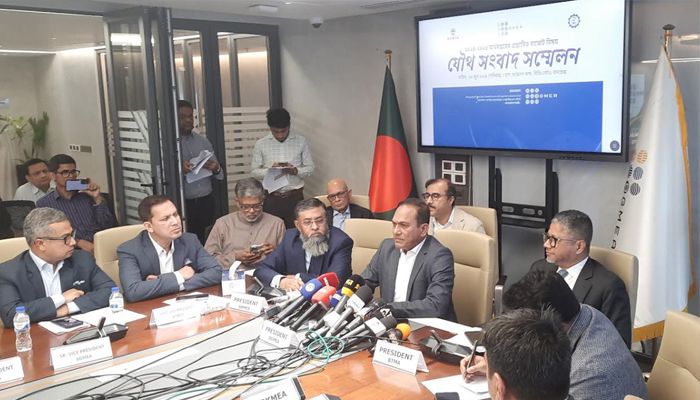 ২০২৪-২৫ অর্থবছরের প্রস্তাবিত বাজেট বিষয়ে উত্তরার বিজিএমইএ কমপ্লেক্সে বিজিএমইএ, বিকেএমইএ ও বিটিএমএর যৌথ সংবাদ সম্মেলন। প্রবা ফটো 