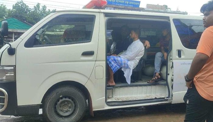 ‘স্বপ্নযাত্রা’ অ্যাম্বুলেন্সে যাত্রী পরিবহন!