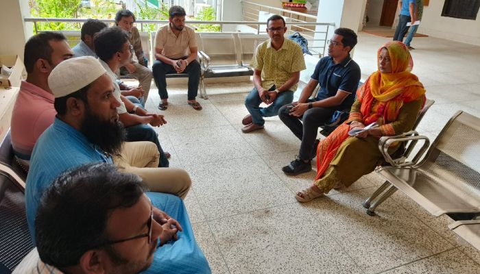 তৃতীয় দিনেও উপাচার্য ও সহ-উপাচার্যের কার্যালয়ে তালা ঝুলিয়েছেন শিক্ষকরা
