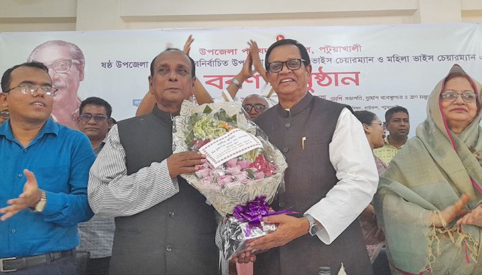 বাউফল উপজেলা চেয়ারম্যানের দায়িত্ব গ্রহণ