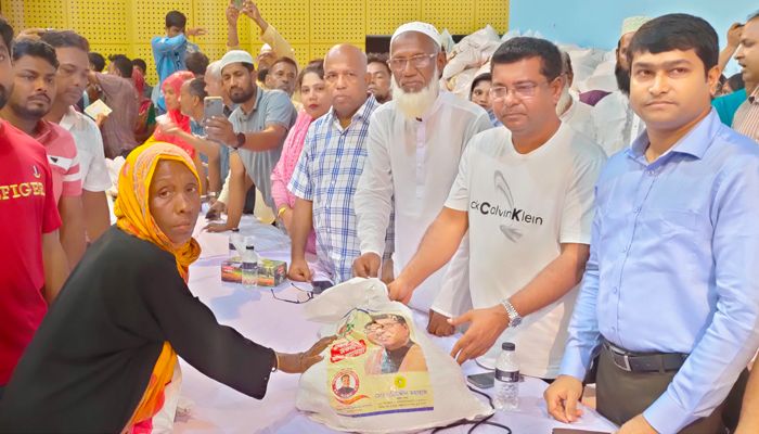 ভান্ডারিয়ায় রেমালে ক্ষতিগ্রস্তদের খাদ্য সহয়তা বিতরণ 