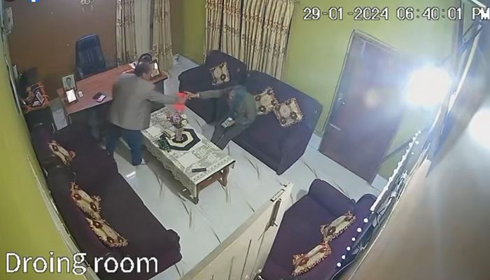 আদালতের বেঞ্চ সহকারীকে টাকা দেওয়ার ভিডিও ফেসবুকে দিলেন ফাঁসির আসামি