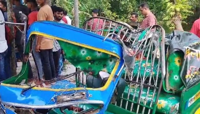 পিকআপের ধাক্কায় দুমড়েমুচড়ে গেল অটোরিকশা, দম্পতিসহ প্রাণ ঝরল তিনজনের