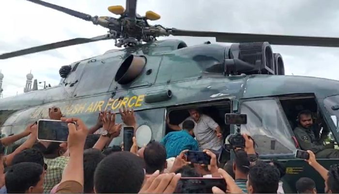 ডেপুটি স্পিকার শামসুল হক টুকুকে নৌবাহিনীর হেলিকপ্টারযোগে পাবনা থেকে ঢাকায় পাঠানো হয়েছে। প্রবা ফটো