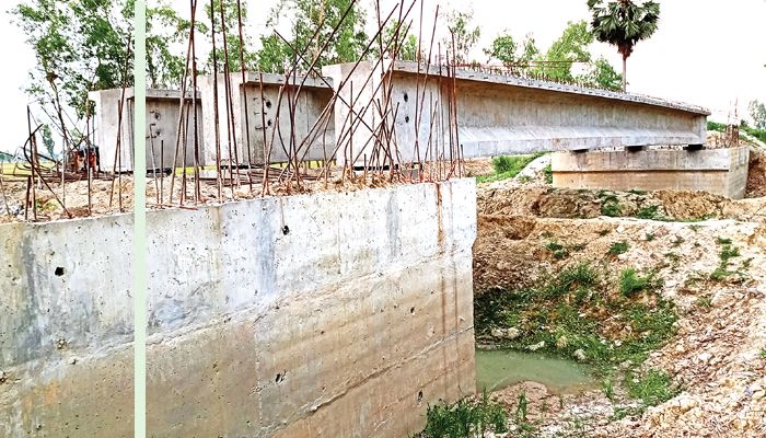 কাজ শেষ না করেই বারবার লাপাত্তা ঠিকাদার