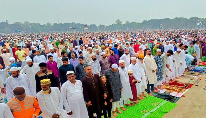 দিনাজপুরে ৩ লাখ মুসল্লির সমাগমে অন্যতম বৃহৎ ঈদ জামাত অনুষ্ঠিত