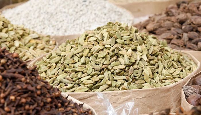 আমদানি কম, অস্থির এলাচের বাজার