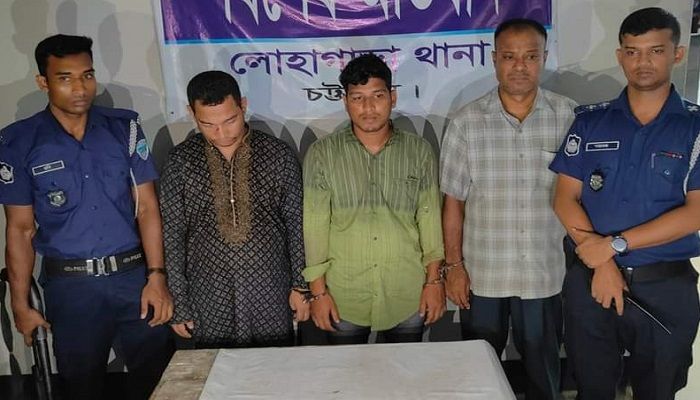 পুলিশের হেফাজতে আটক তিন ভুয়া পুলিশ। প্রবা ফটো