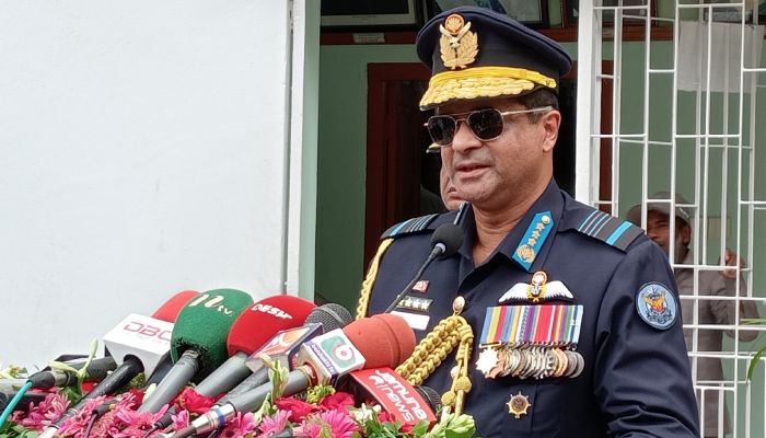 বিমান বাহিনীর নবনিযুক্ত প্রধান এয়ার মার্শাল হাসান মাহমুদ খান সাংবাদিকদের সঙ্গে কথা বলেন। বুধবার সকালে গোপালগঞ্জের টুঙ্গিপাড়ায়। প্রবা ফটো