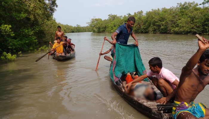 কুমিরের আক্রমণে প্রাণ গেল মৌয়ালের