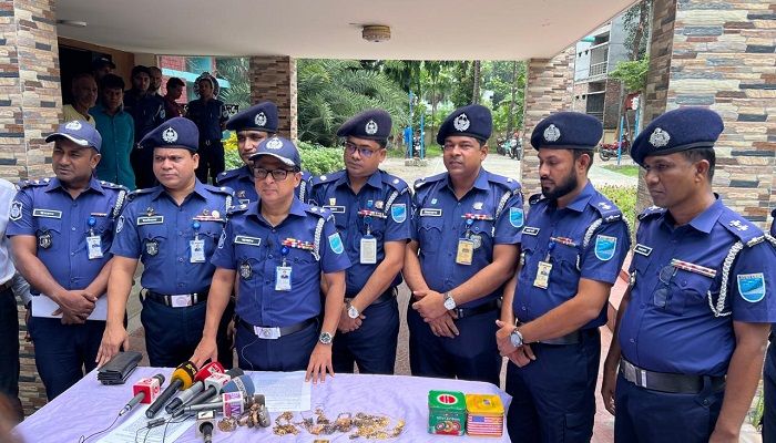 মানিকগঞ্জে গোয়ালঘরের মাটি খুঁড়ে লুটের স্বর্ণ উদ্ধার