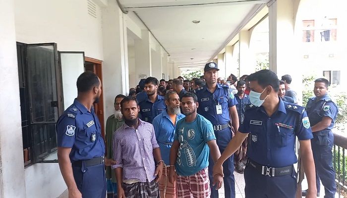 সোমবার দুপুরে রায় ঘোষণার পর আদালত প্রাঙ্গণে পুলিশি হেফাজতে দণ্ডপ্রাপ্ত আসামিরা। প্রবা ফটো
