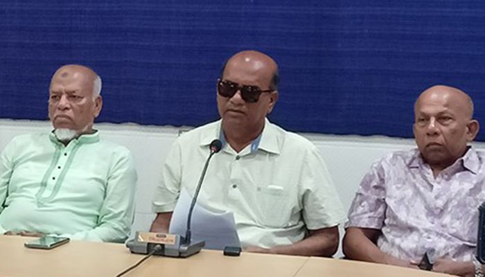 খুলনা প্রেস ক্লাবে নির্বাচন-পরবর্তী সহিংসতা নিয়ে সংবাদ সম্মেলনে লিখিত বক্তব্য পাঠ করেন আইচগাতী ইউপি চেয়ারম্যান আশরাফুজ্জামান। প্রবা ফটো