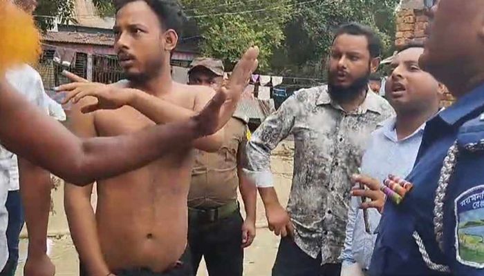 বকেয়া আদায় করতে গেলে দা নিয়ে দৌড়ানি