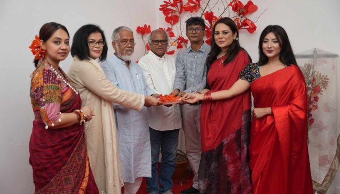চলছে সীবনীর কৃষ্ণচূড়া প্রদর্শনী