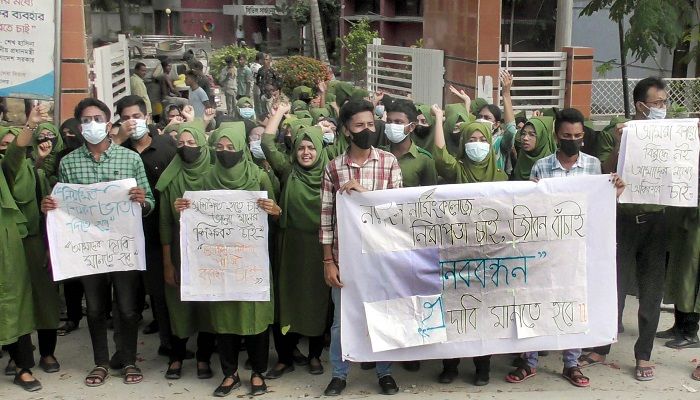 নড়াইলে পাঁচ দাবিতে নার্সিং কলেজ শিক্ষার্থীদের বিক্ষোভ