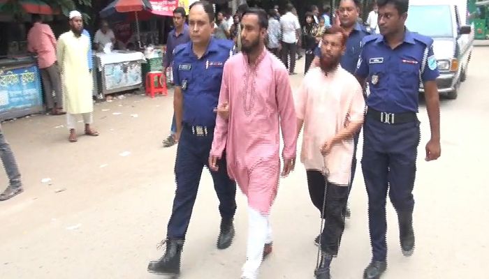 সোমবার দুপুরে রায় ঘোষণা শেষে পুলিশি পাহারায় আসামিদের কারাগারে নিয়ে যাওয়া হয়। প্রবা ফটো 