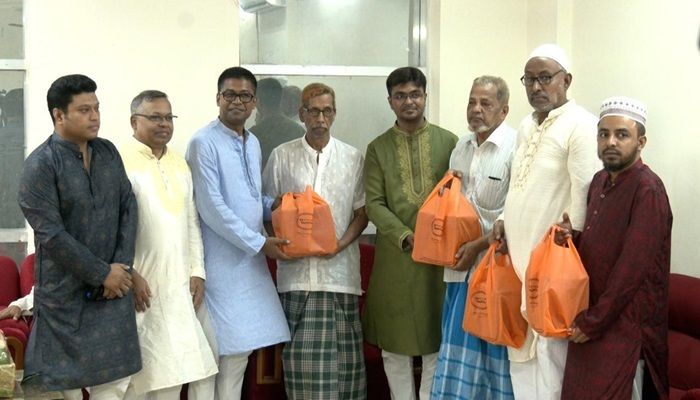 বীর মুক্তিযোদ্ধাদের জন্য ফলমূল ও মিষ্টি পাঠালেন প্রধানমন্ত্রী