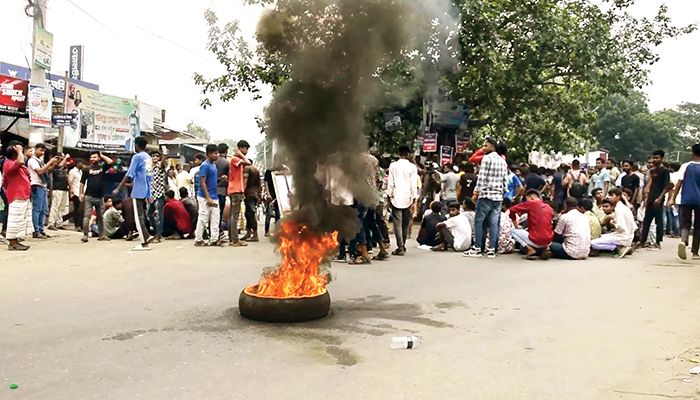 ‘থানার ওসি দাগি সন্ত্রাসীদের সঙ্গে ওঠাবসা করেন’