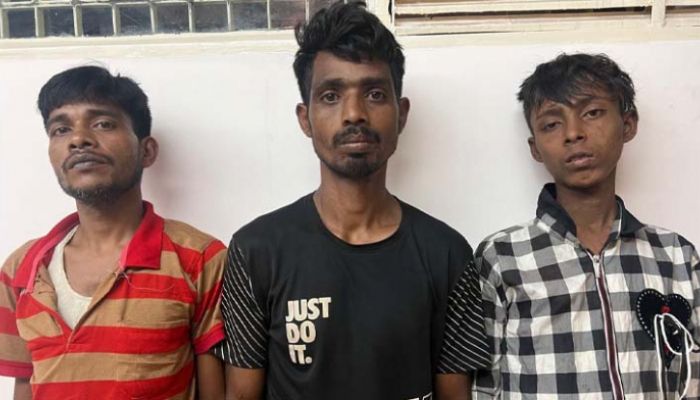গ্রেপ্তার তিন ছিনতাইকারী। সংগৃহীত ফটো