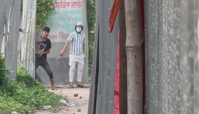 রূপগঞ্জের নাওড়ায় মোশা বাহিনীর তাণ্ডব, গুলিতে তরুণ নিহত