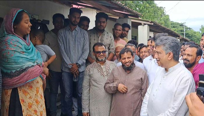 আশ্রয়ণ প্রকল্পে চিফ হুইপ: খোঁজ নিলেন কথা বললেন, দিলেন তাৎক্ষণিক সমাধান
