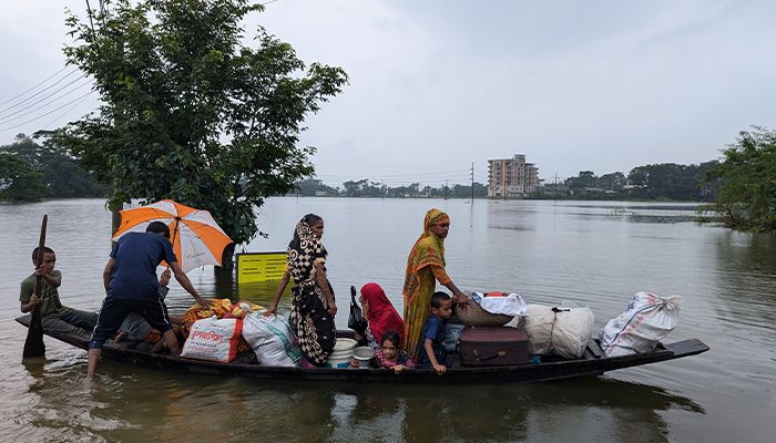 ক্ষতিগ্রস্ত বাড়িঘর নিয়ে দুশ্চিন্তায় মানুষ