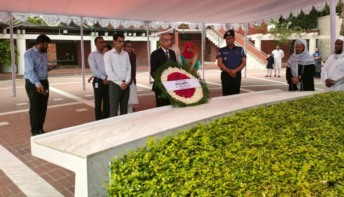 টুঙ্গিপাড়ায় বঙ্গবন্ধুর প্রতি শ্রদ্ধা নিবেদন প্রধানমন্ত্রীর প্রেস সচিবের