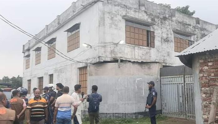নেত্রকোণায় জঙ্গি আস্তানায় বিদেশি পিস্তলসহ সরঞ্জাম জব্দ, অভিযান চলমান