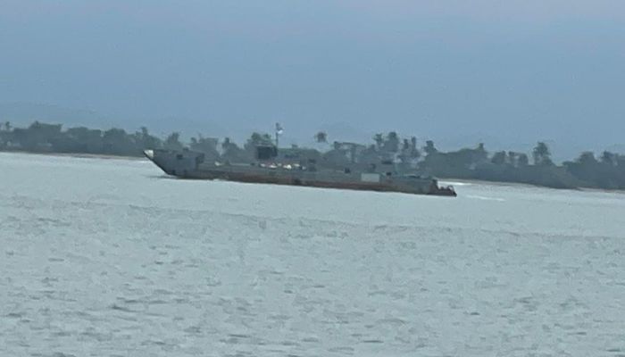 নাফ নদের ওপারে জাহাজ ও স্থলে গোলাগুলি, টেকনাফে বিকট শব্দ